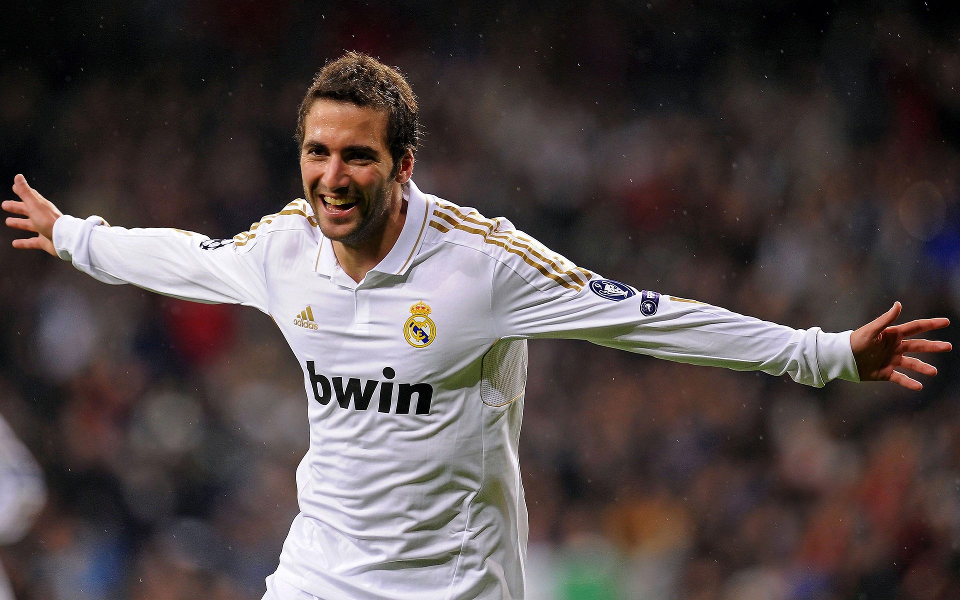 广州队主场获胜,取得胜利保持不败纪录,足球广州队主场在哪里