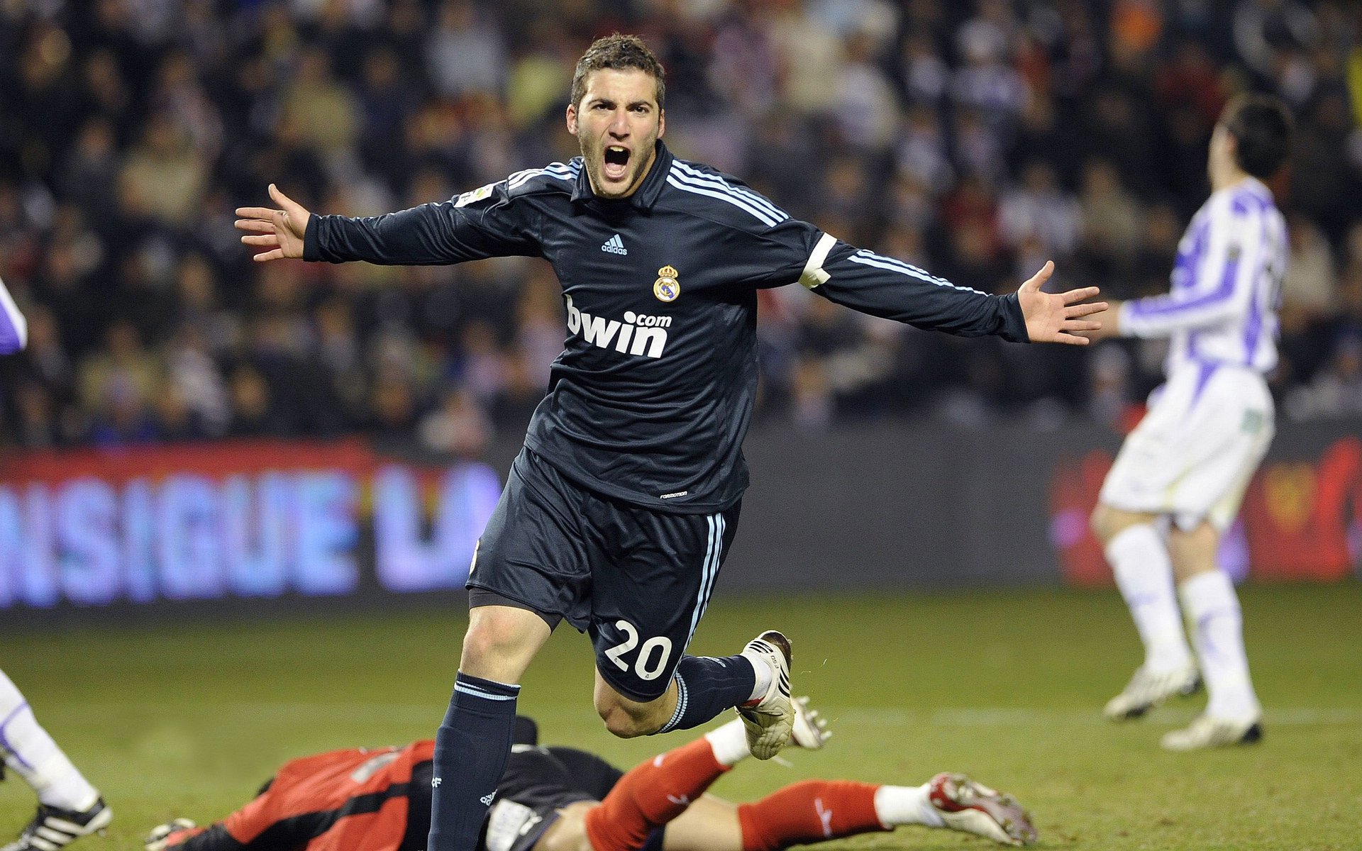 女子足球联赛冠军争夺激烈，赛事精彩纷呈，女子足球大赛